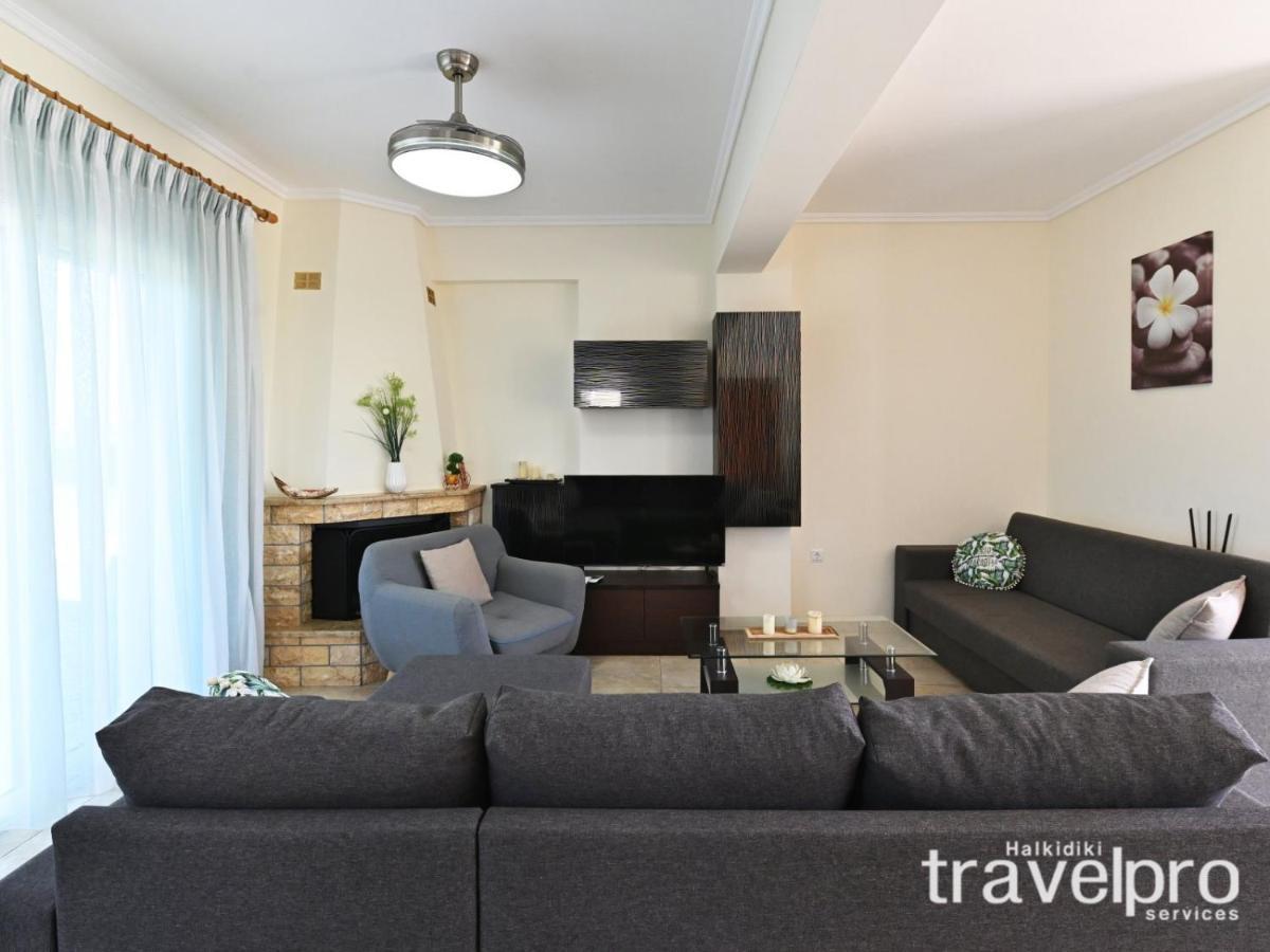 Villa Iris By Rentalspro Services - Agios Mamas Beach Bagian luar foto