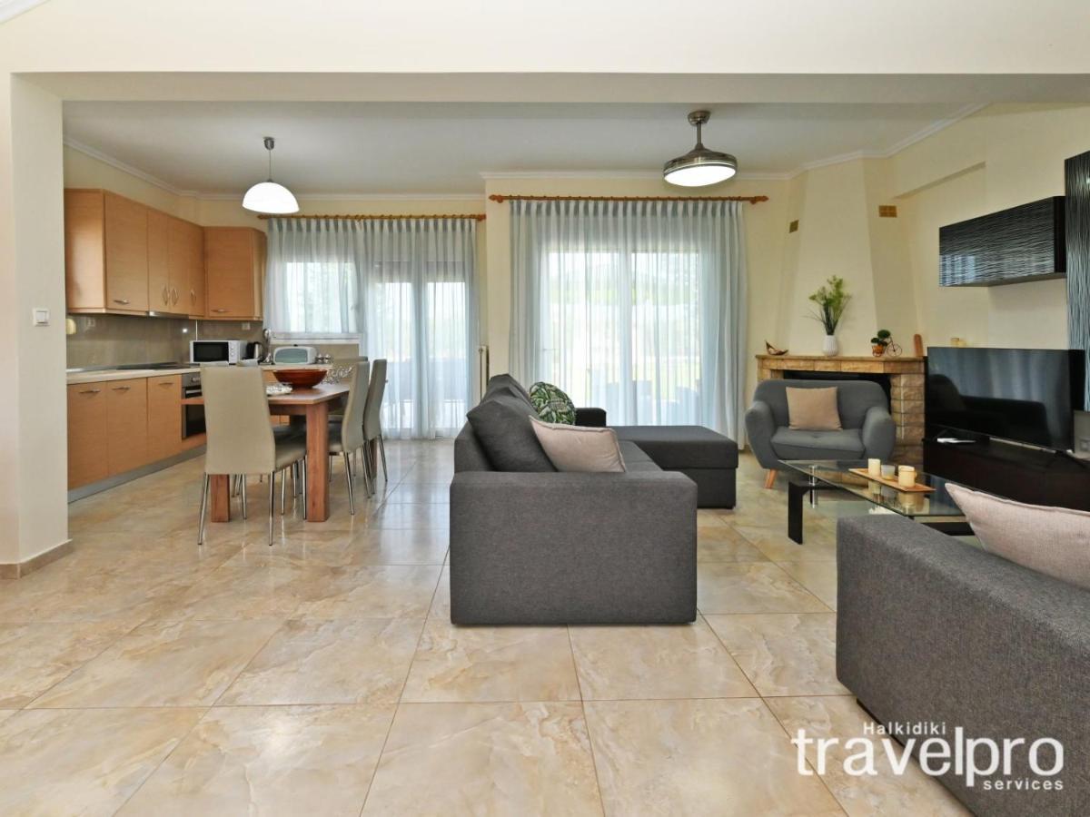 Villa Iris By Rentalspro Services - Agios Mamas Beach Bagian luar foto