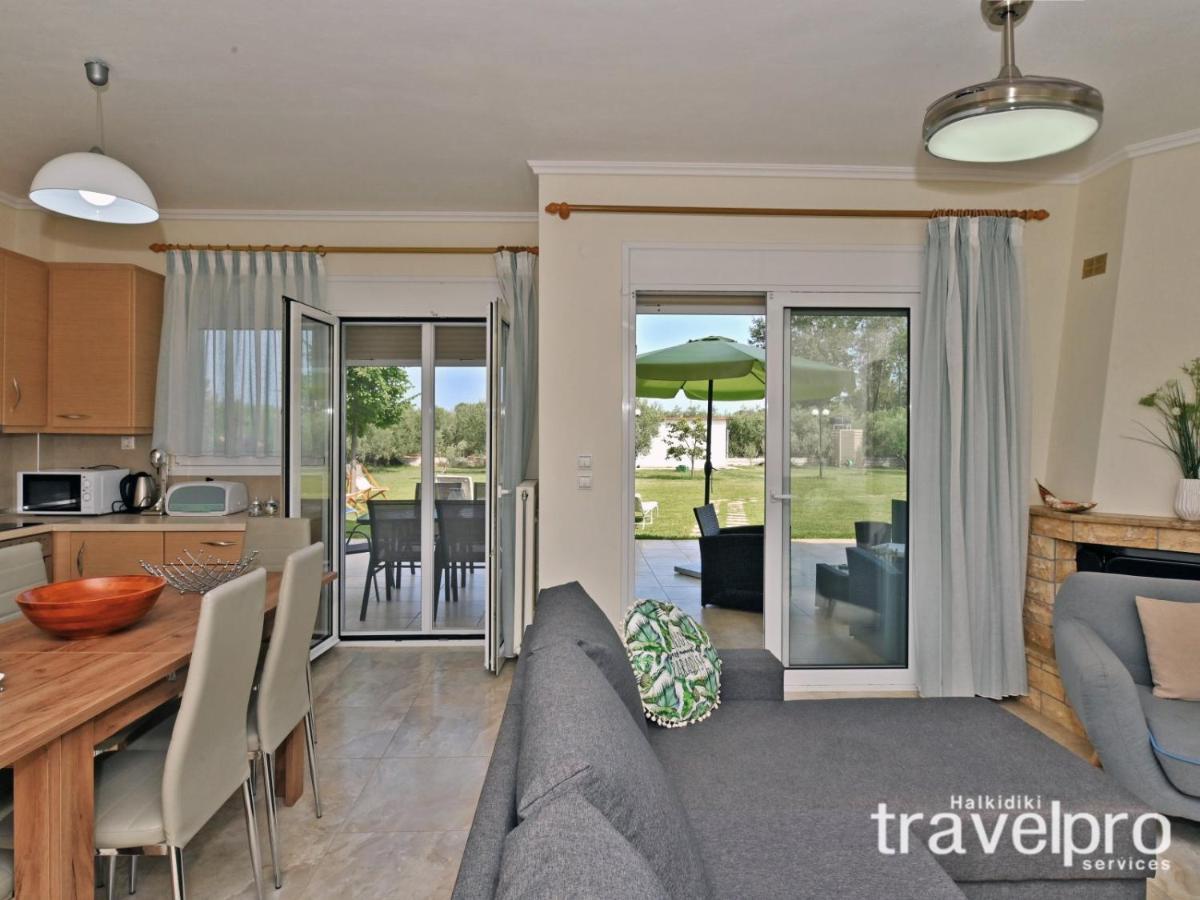 Villa Iris By Rentalspro Services - Agios Mamas Beach Bagian luar foto