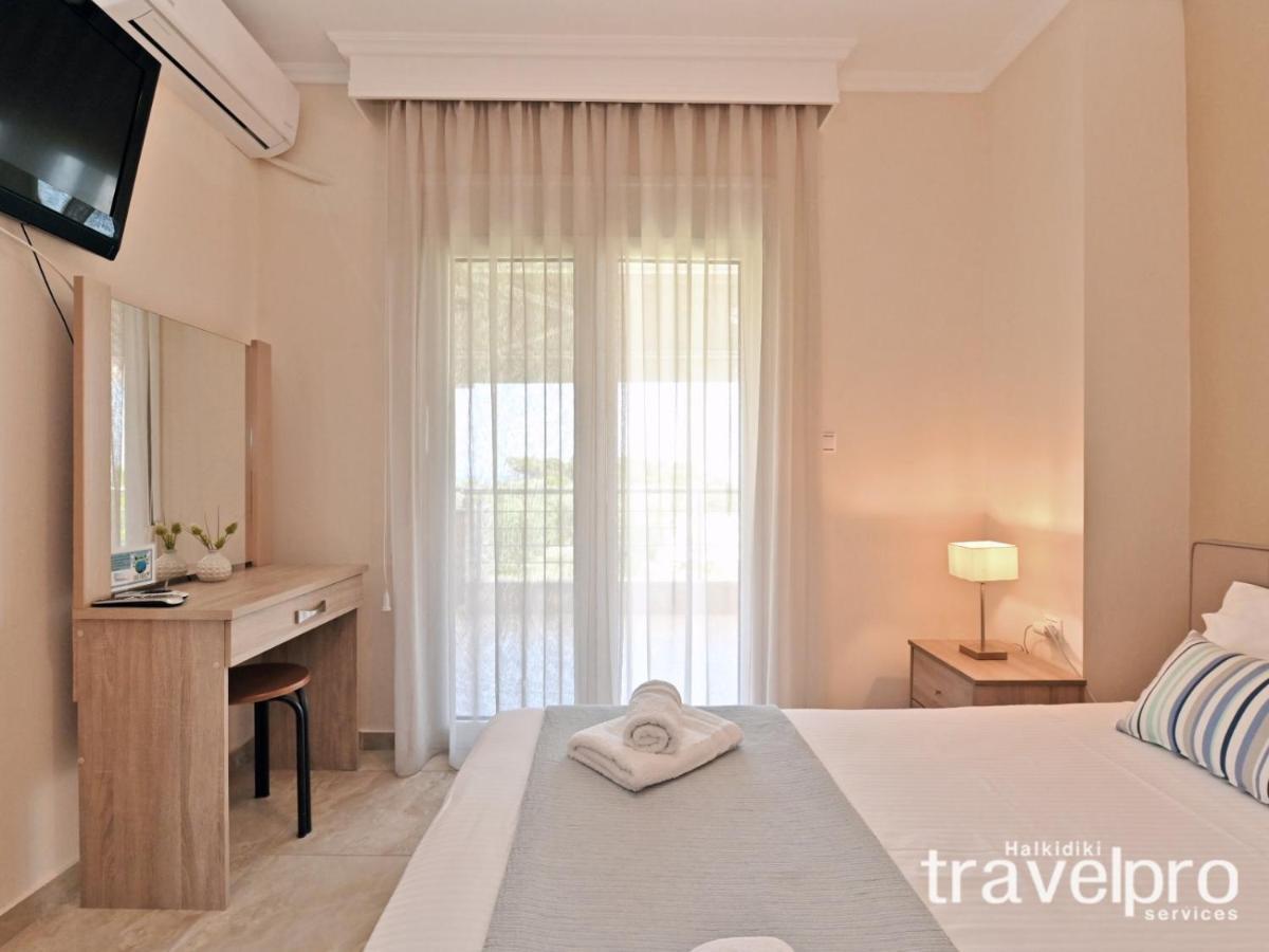 Villa Iris By Rentalspro Services - Agios Mamas Beach Bagian luar foto